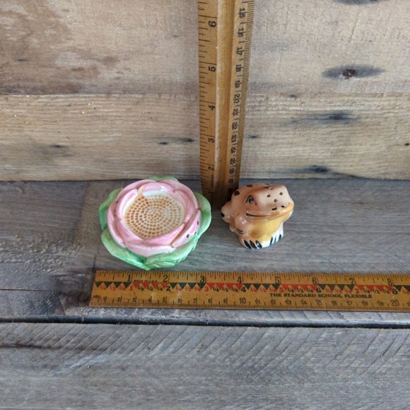 Vintage Handpainted Ceramic Frog on a Lily Pad Salt & Pepper Shakers Japan - Picture 11 of 11
